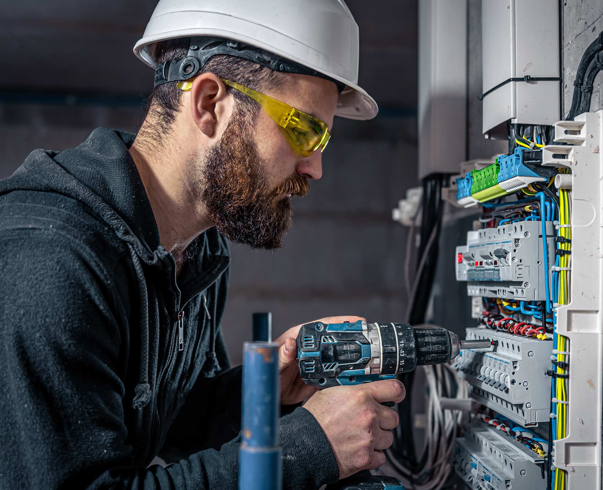 Técnico de Dicuel realizando el montaje de un tablero eléctrico