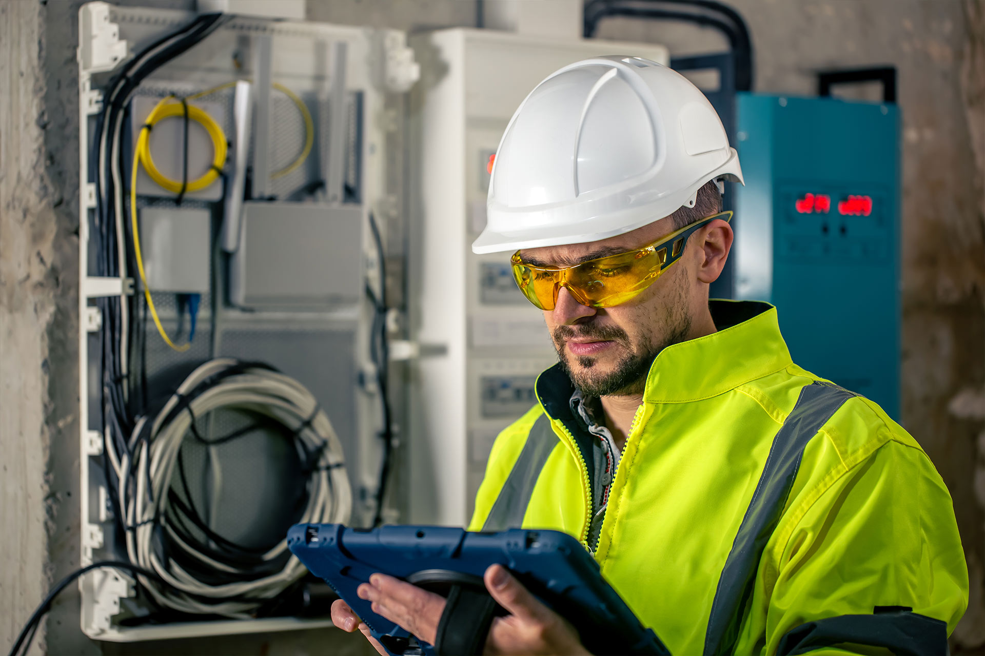 Técnico de Dicuel revisando un tablero eléctrico industrial con tablet