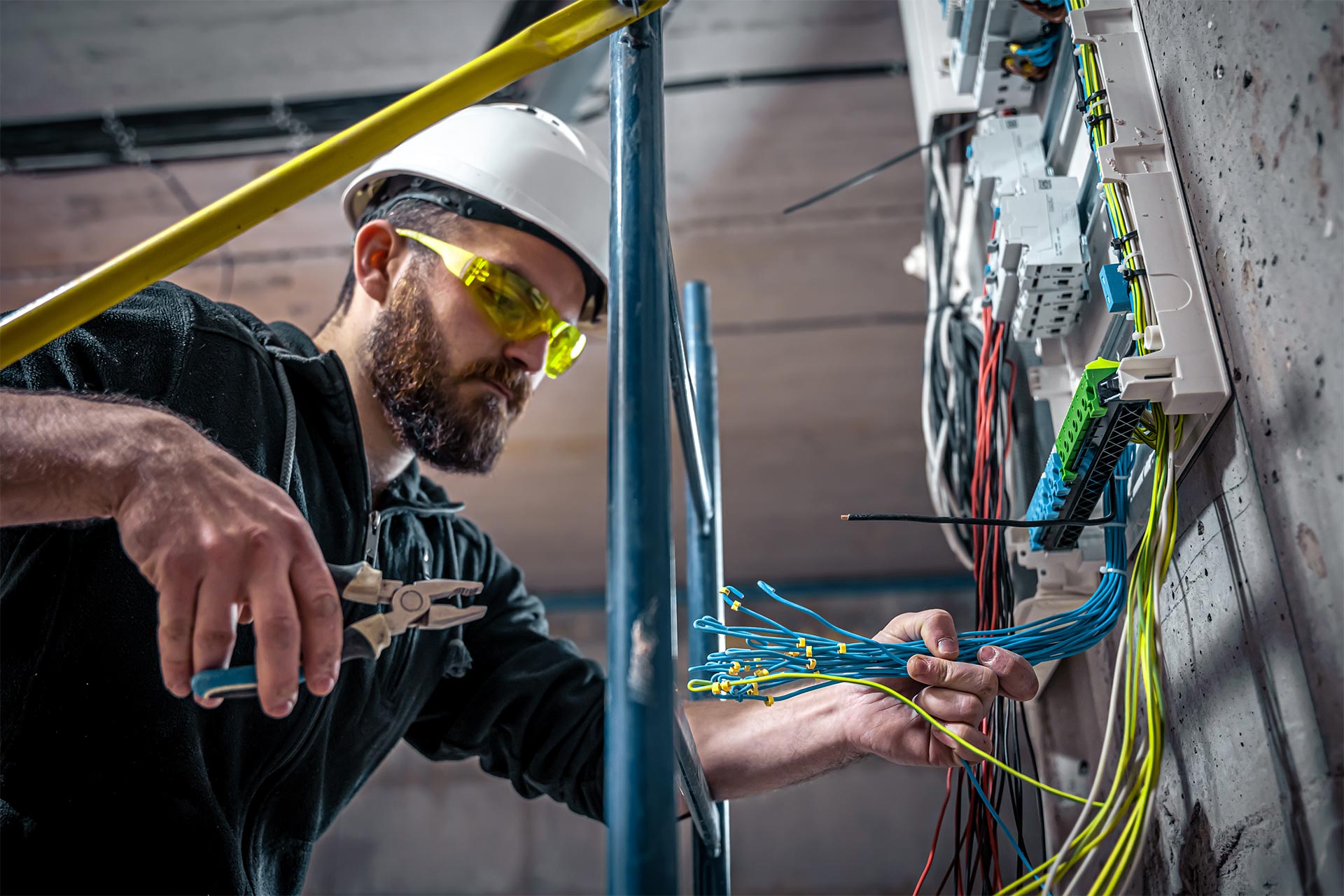 Técnico de Dicuel ejecutando el montaje de una instalación eléctrica
