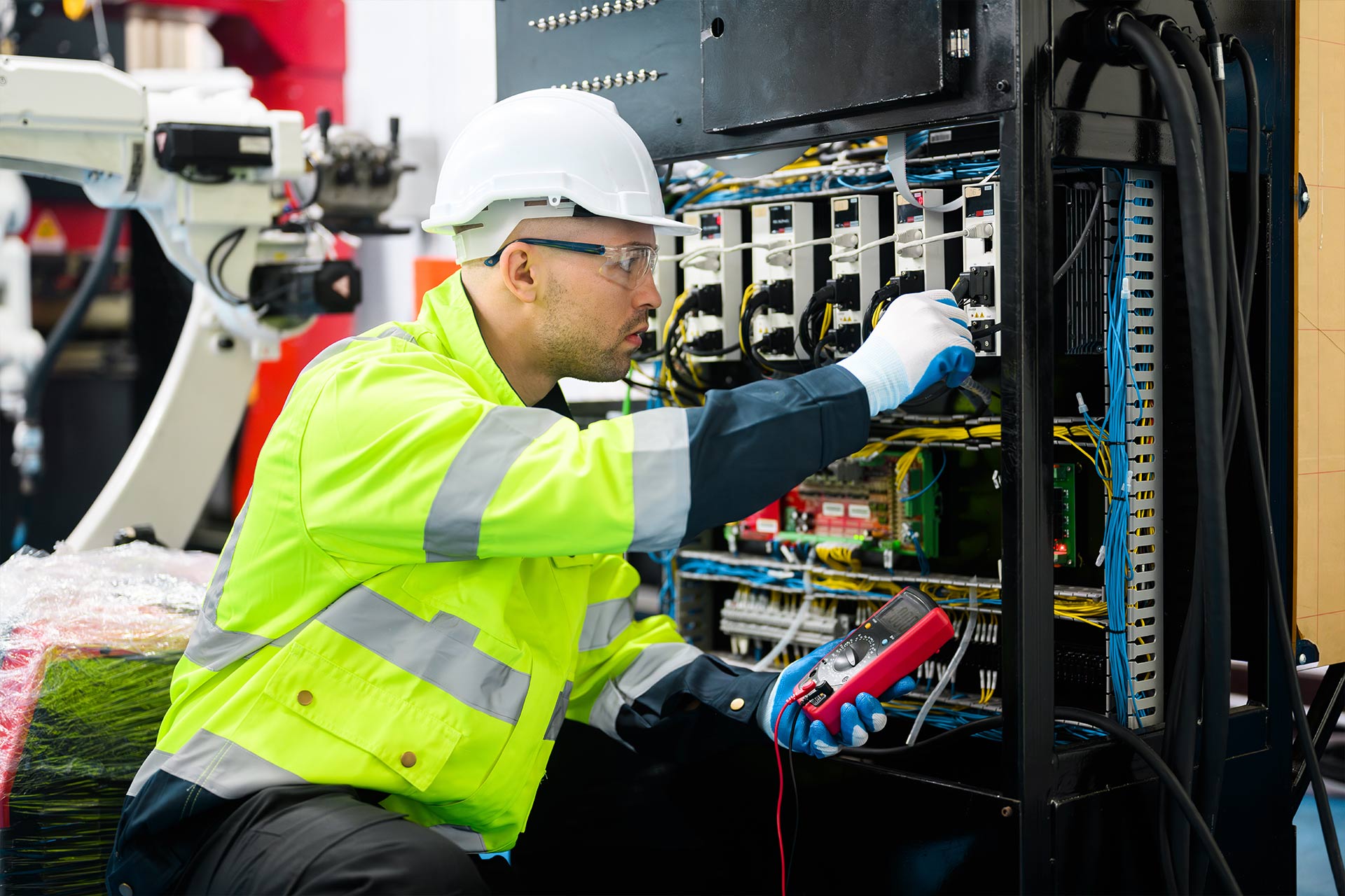 Técnico de Dicuel trabajando en un gabinete de comunicaciones con cableado estructurado