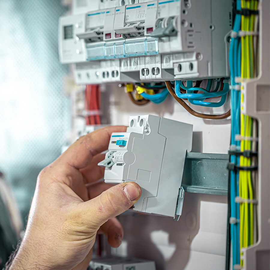 Montaje de un interruptor termomagnético en el tablero de una vivienda